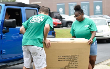 Image for Iota Xi Extends Helping Hand During Move In Day at Georgia College